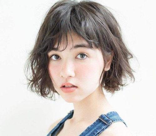 网红短发慵懒风发型,网红新宠，演绎时尚与随性的完美融合