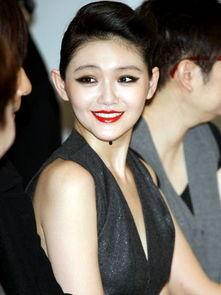 穿脐环的明星,揭秘穿脐环明星的时尚魅力