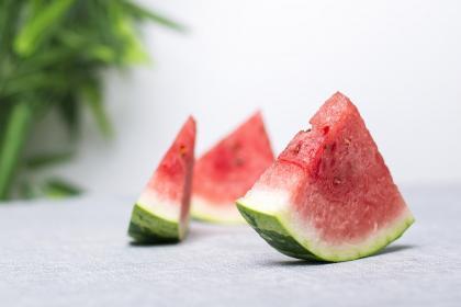 梦到自己吃瓜好吗,梦到自己吃瓜的吉凶预兆