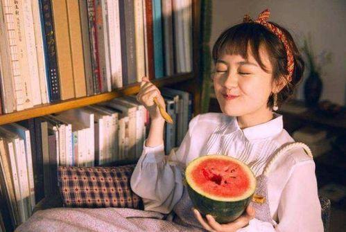 女孩吃瓜变猴脸,女孩吃瓜变猴脸的奇幻之旅