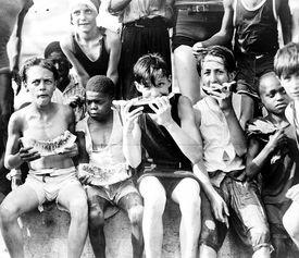 打架吃瓜群众拍照,围观群众拍照记录的激烈打斗瞬间